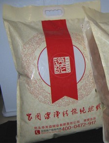 本产品用于家庭制作驼绒被，驼绒衣裤等用途的纯驼绒填充物絮片。该产品为本公司精挑细选的优质的驼羔母驼活抓绒，经过精洗精梳制作为成型网片，使用极为方便。