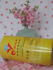 本产品用于家纺企业和家庭制作驼绒被，驼绒衣裤等用途的纯驼绒填充物絮片。该产品为本公司精挑细选的优质的驼羔母驼活抓绒，经过精洗精梳制作为成型网片，使用极为方便。